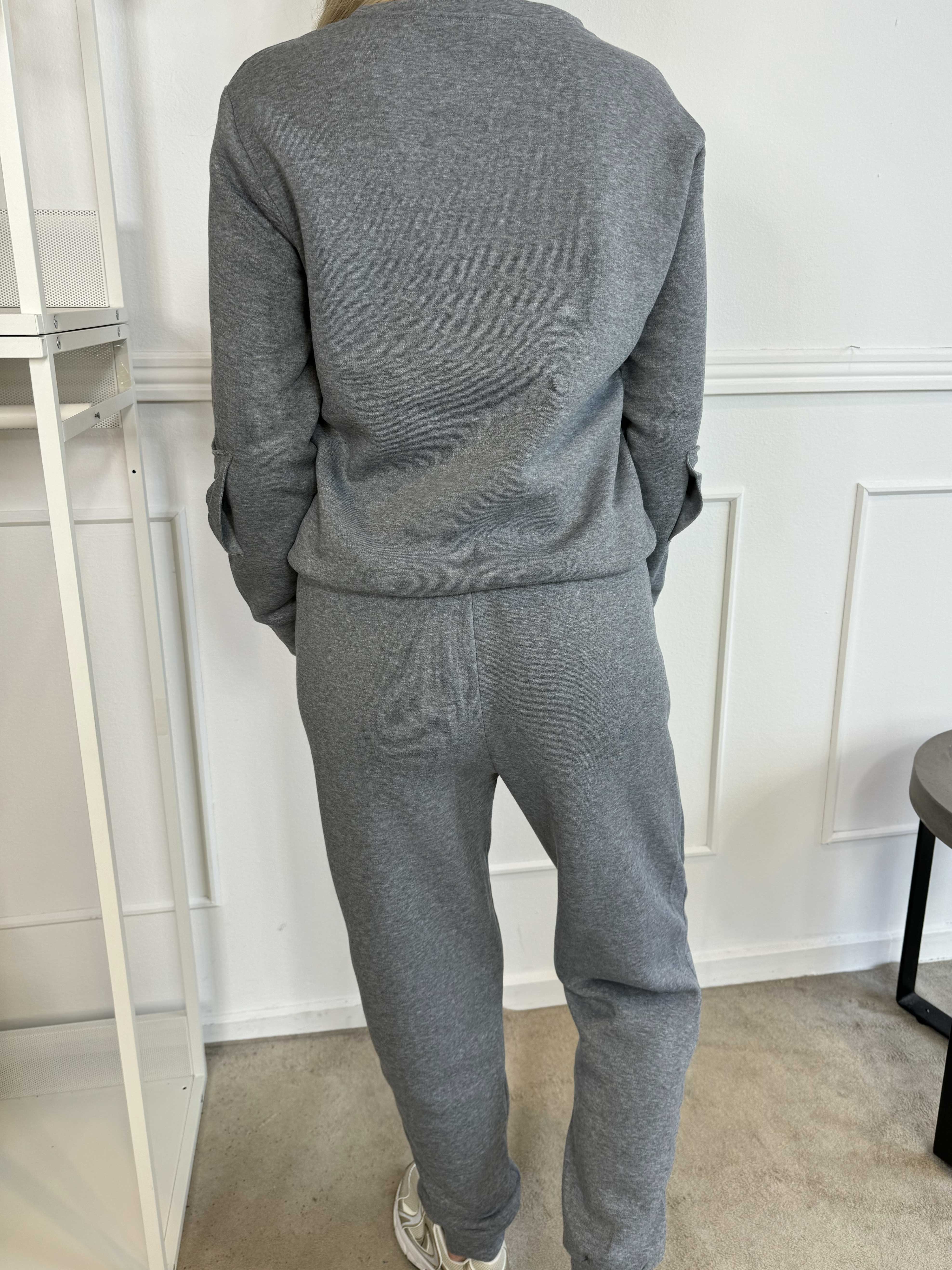 Yeva - Joggingdräkt med små rosetter